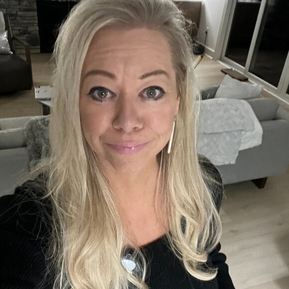 Meet your Posher, Kami - Picture 1 of 2